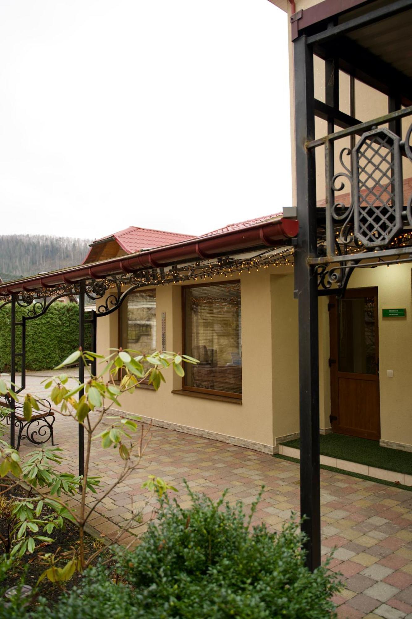 Петрос Family Hotel Yaremche Ngoại thất bức ảnh