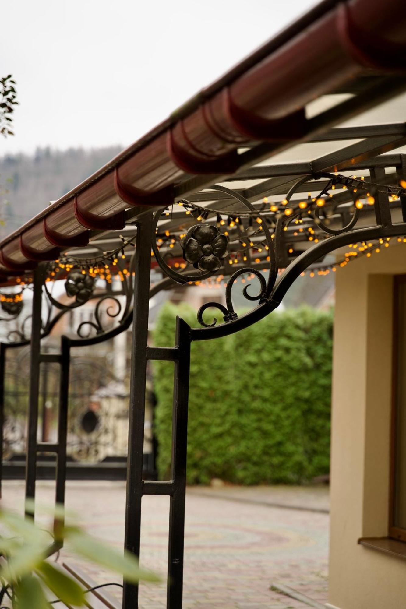 Петрос Family Hotel Yaremche Ngoại thất bức ảnh