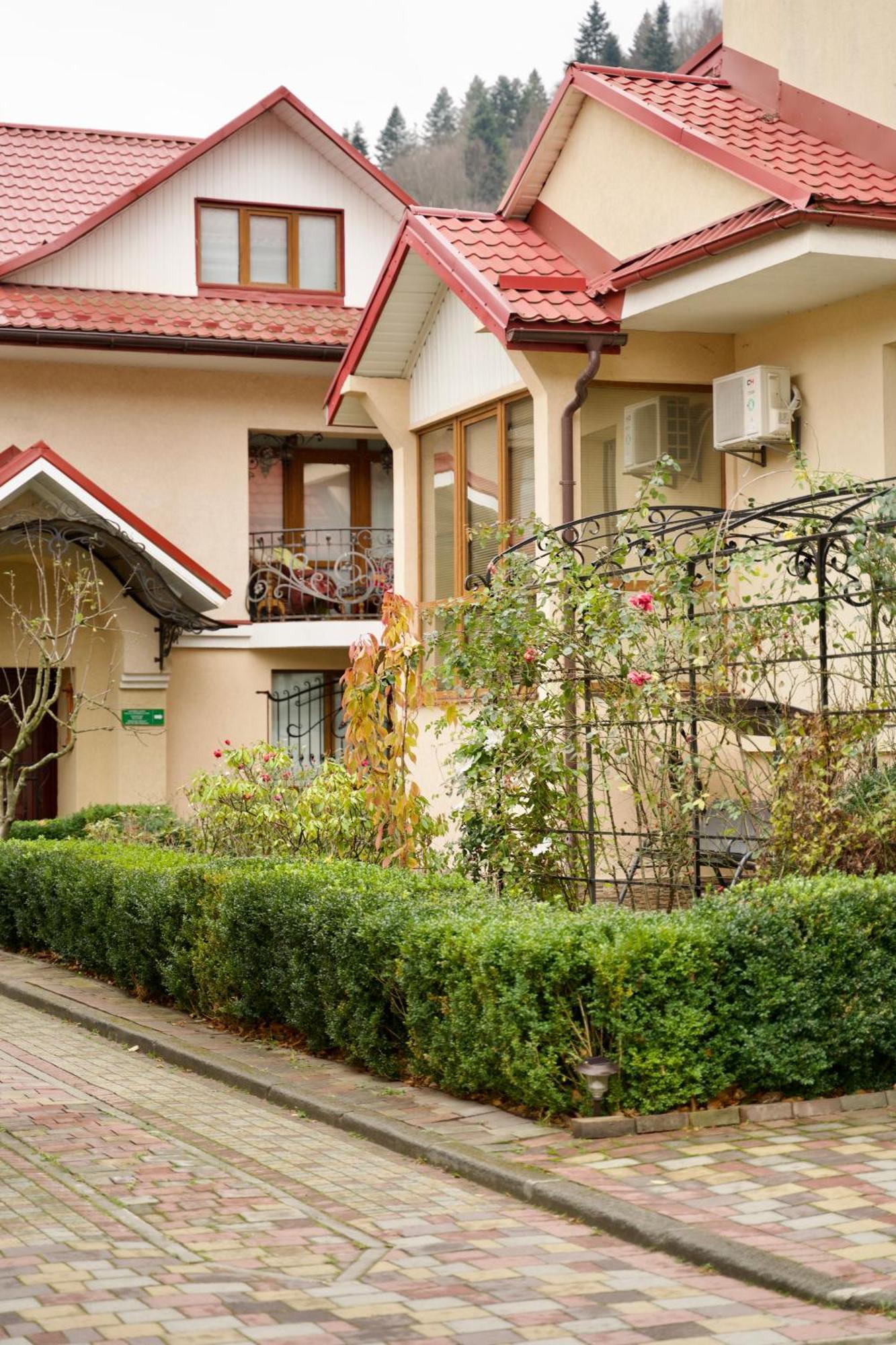 Петрос Family Hotel Yaremche Ngoại thất bức ảnh